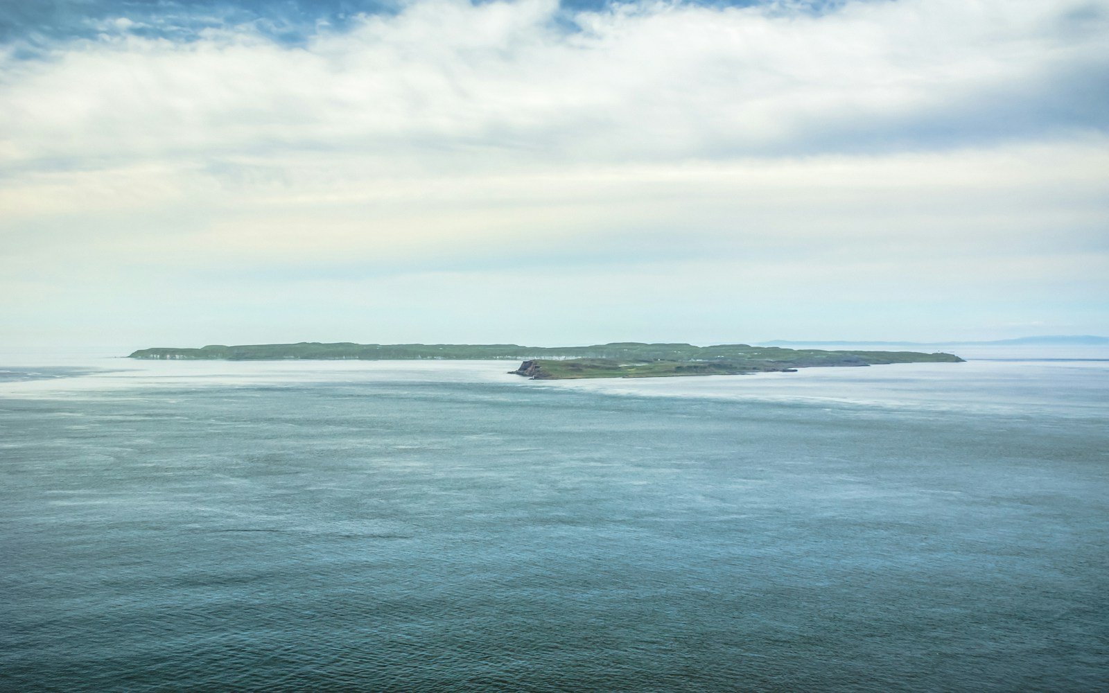 Côte atlantique, phare et eaux ouvertes vues depuis la mer