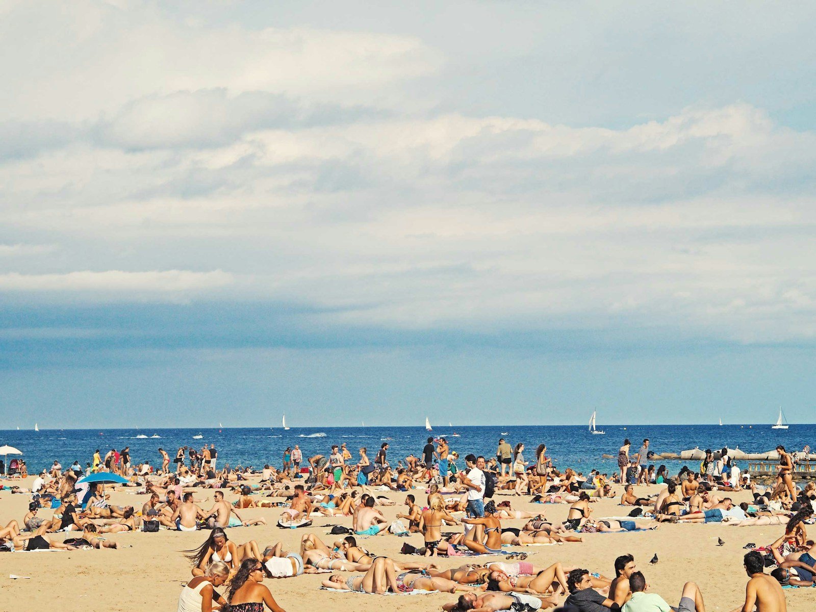 Des baigneurs sur la plage qui suivent des yeux une figure au large