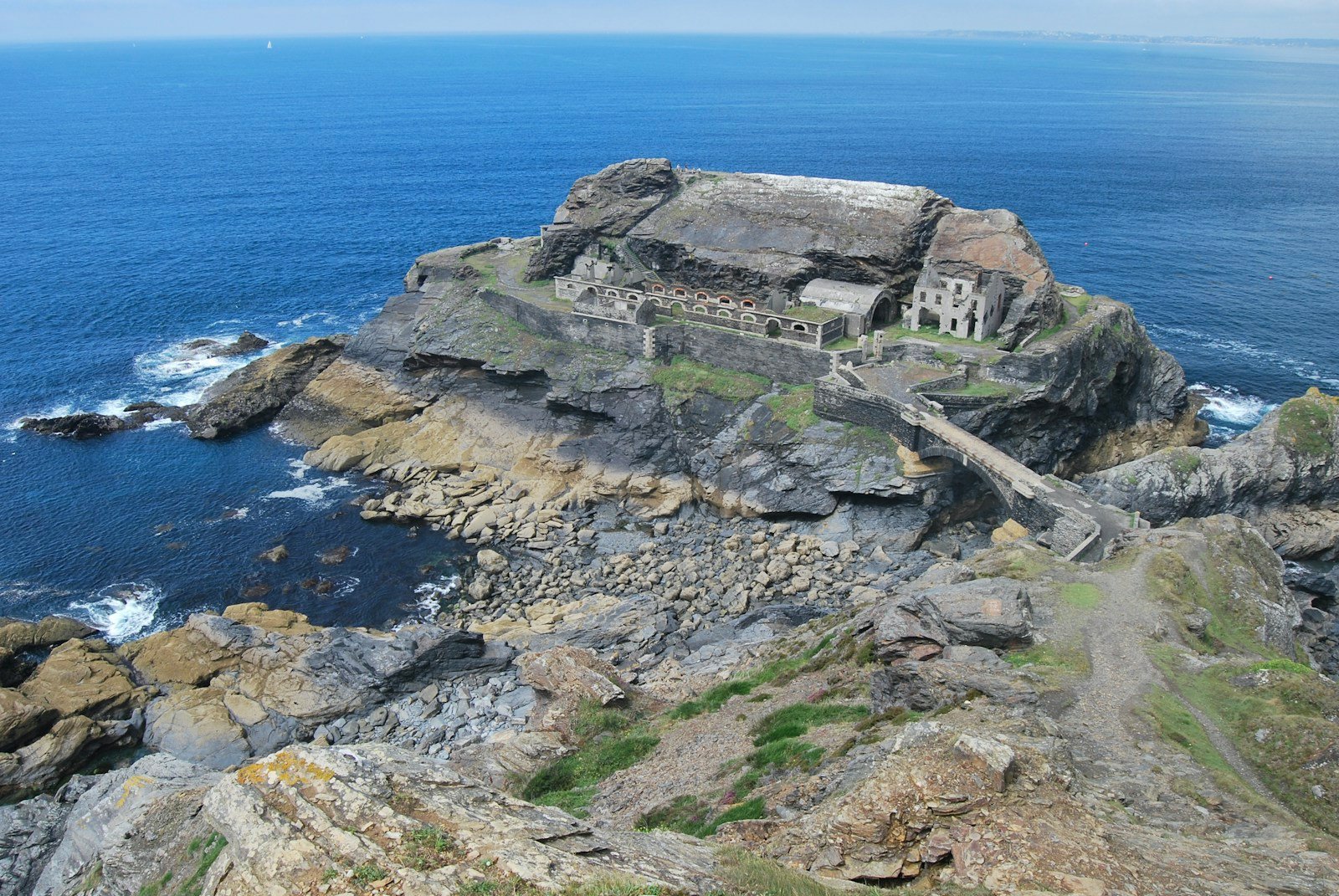 Fort de pierre isolé en mer sur la côte atlantique française