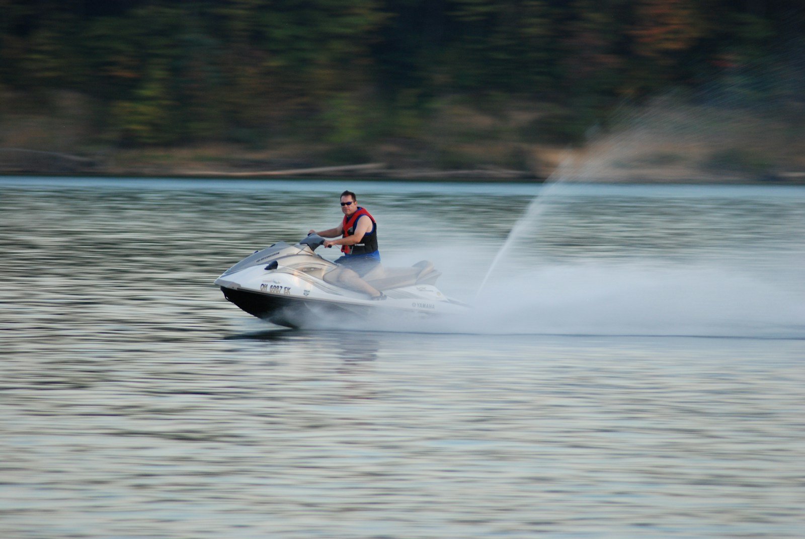 Le jet d'eau puissant qui sort de la turbine d'un jet-ski