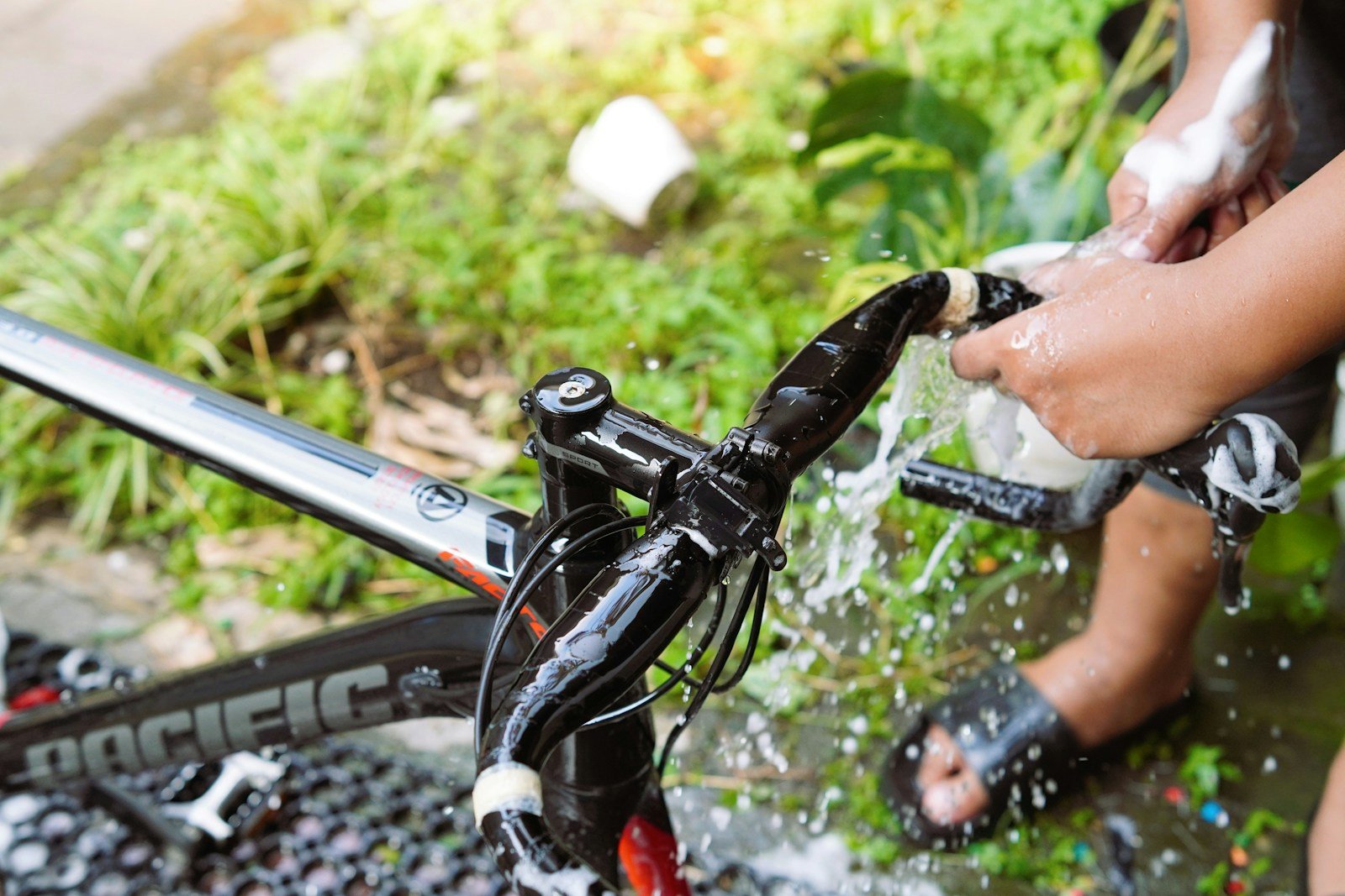 Mains sur le guidon d'un jet-ski, embruns sur la machine