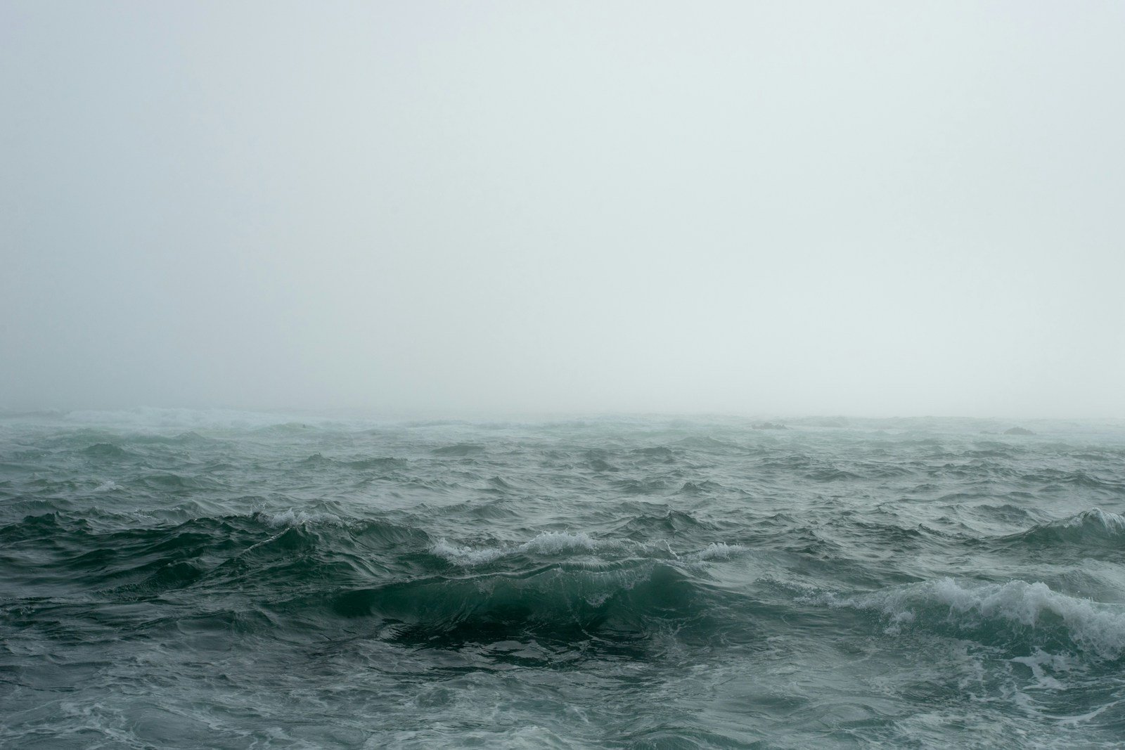 Mer atlantique agitée vue depuis un petit bateau