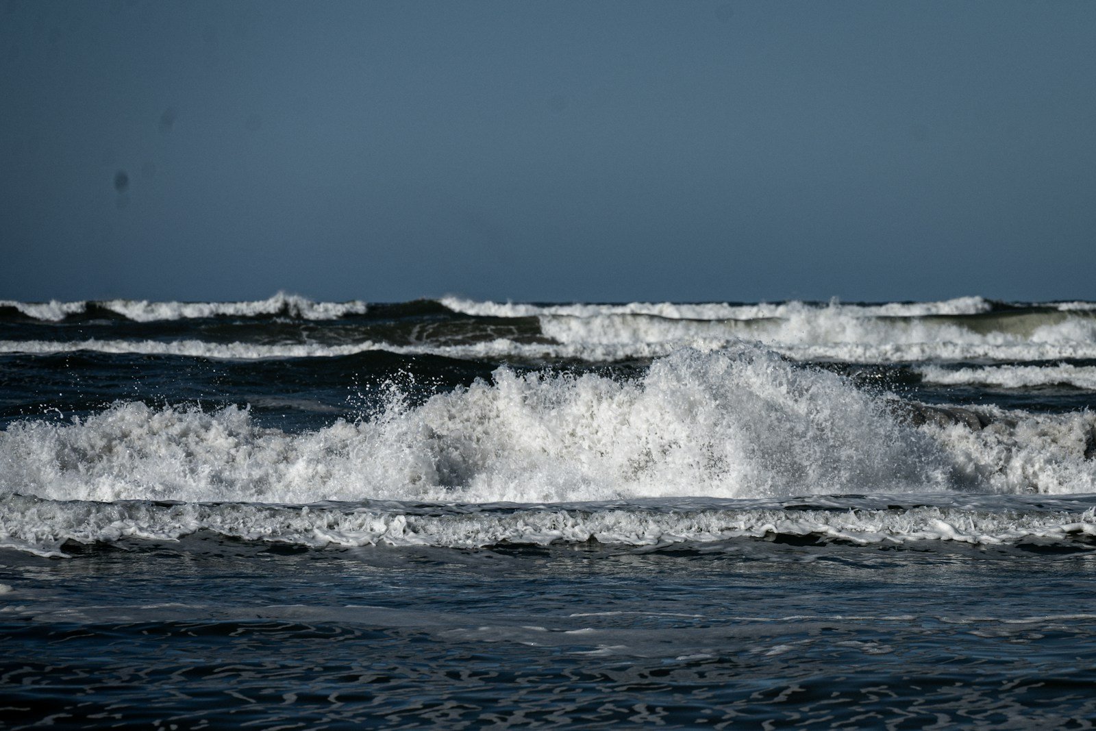 Mer formée et clapot le long d'une côte, vent visible à la surface