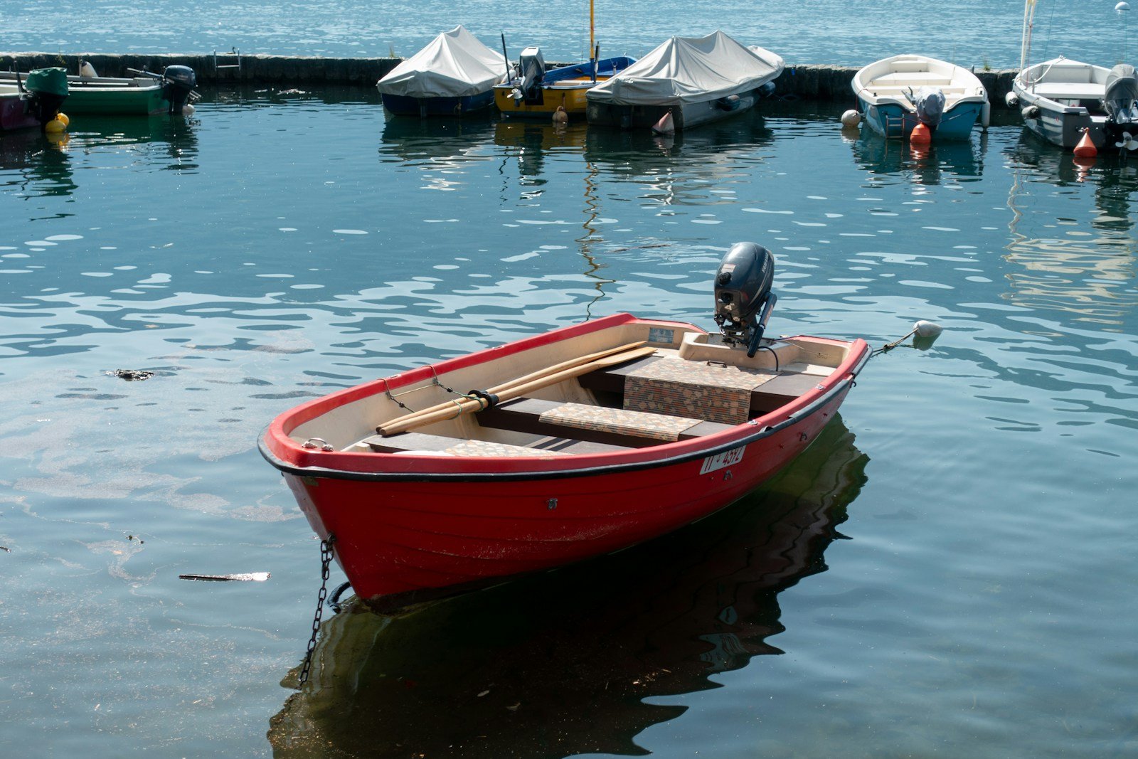 Petit bateau à moteur ouvert avec moteur hors-bord sur une eau calme