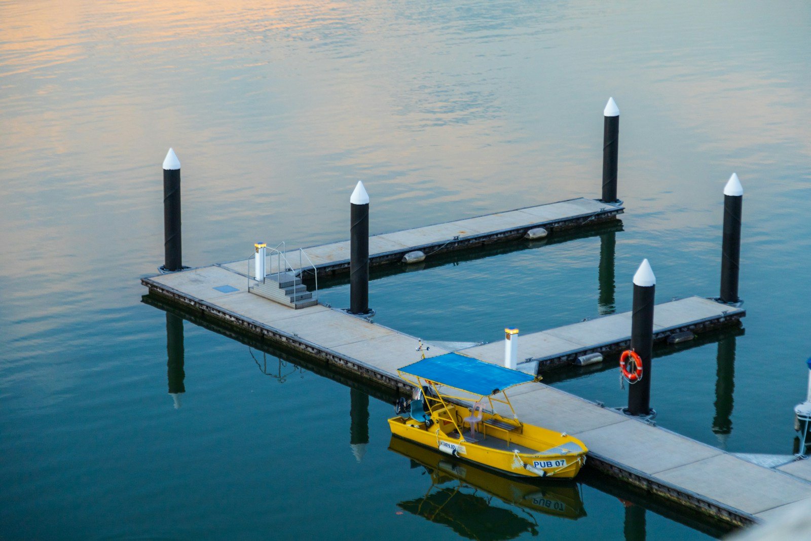 Ponton de port au petit matin, avant le départ d'une sortie