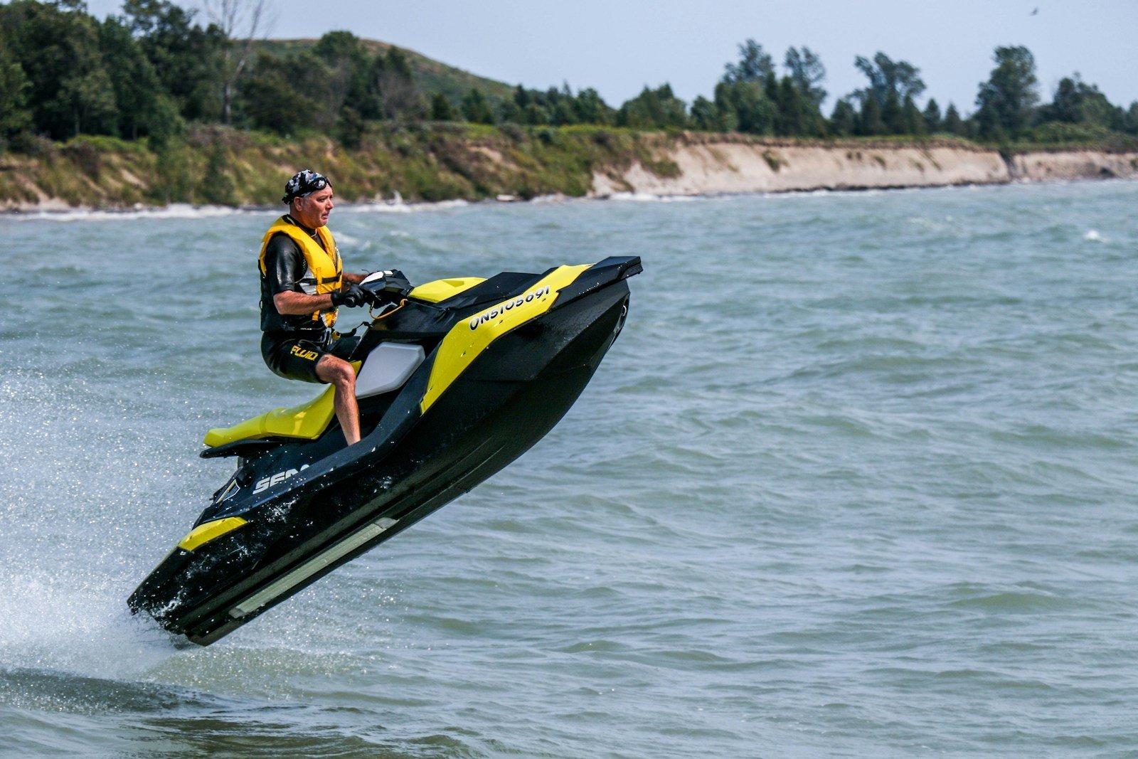 Un jet-ski lancé sur la mer, le type de machine qui alimente un flyride