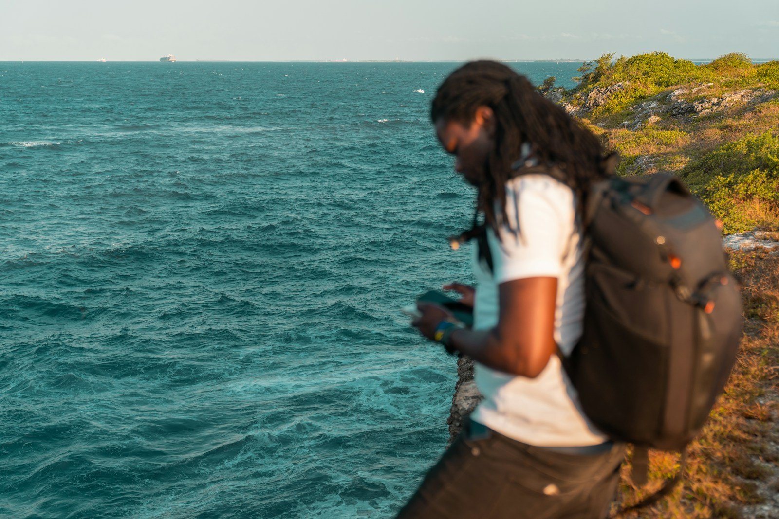 Un jetpack aquatique en vol, les buses dans le dos plutôt que sous les pieds