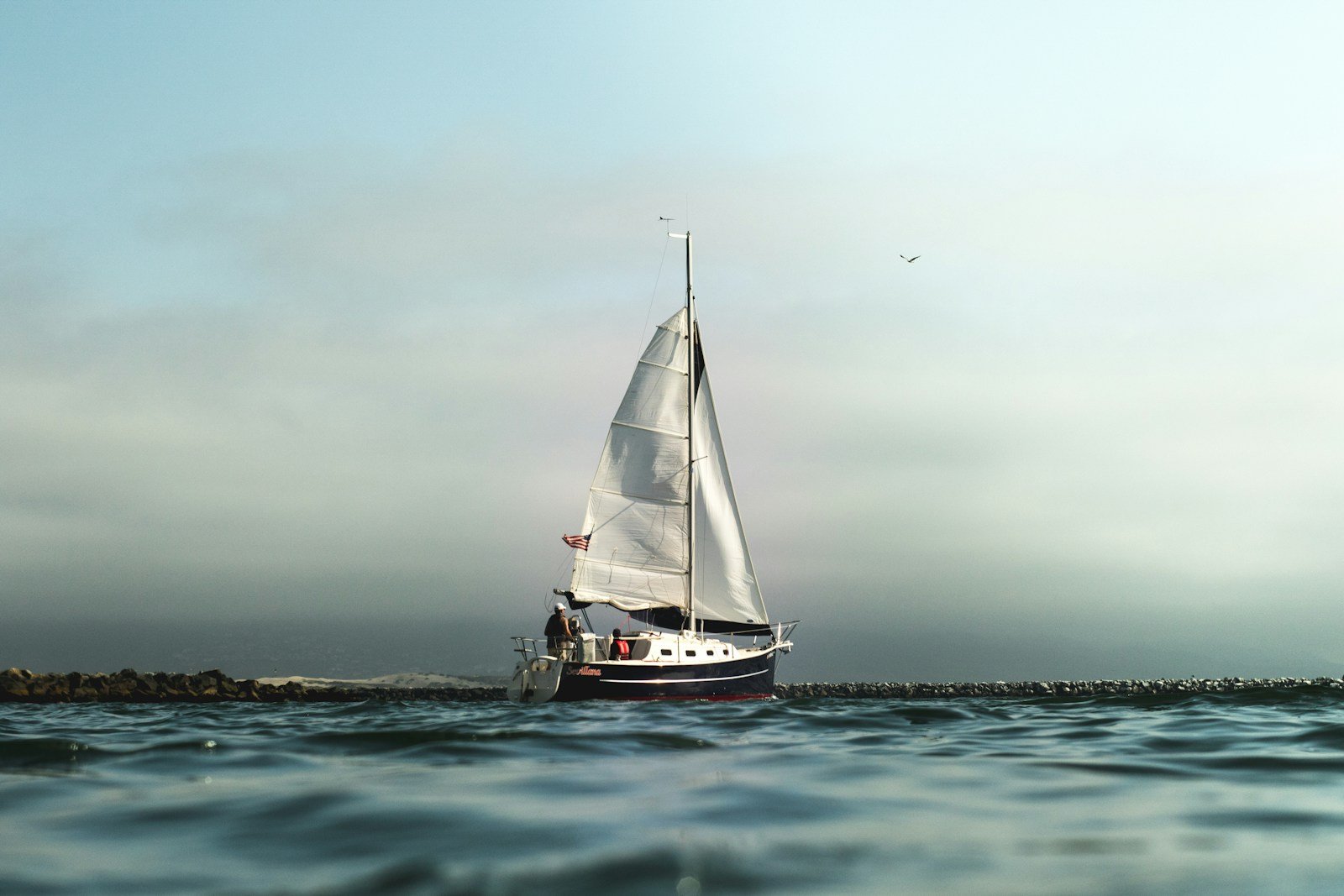Voilier gîtant sous voile en pleine mer