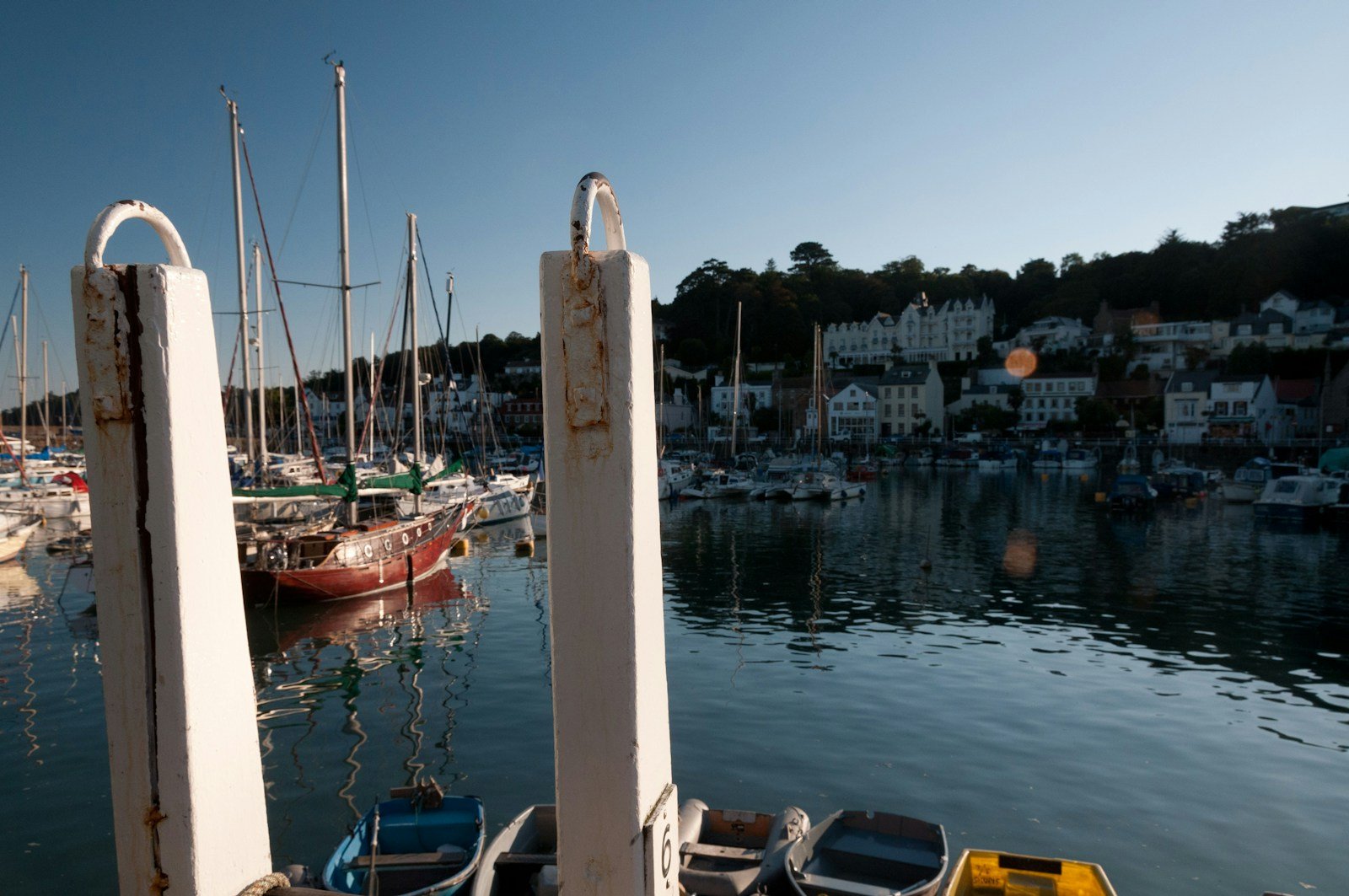 Voiliers quittant le chenal d'un port atlantique au petit matin