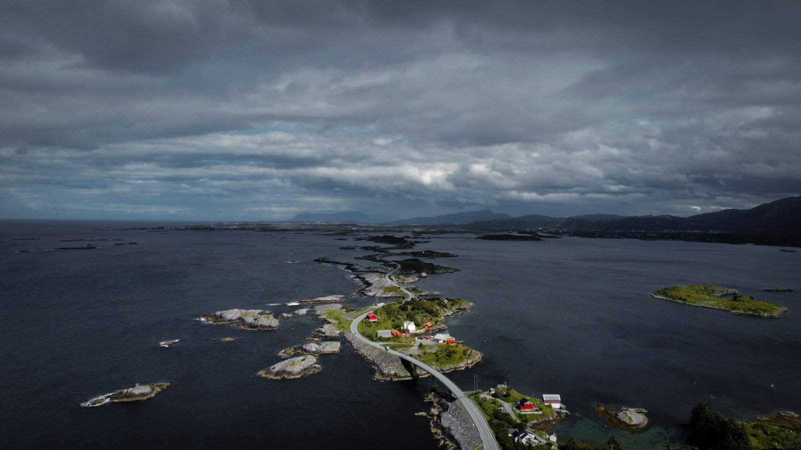 Vue aérienne des îles atlantiques et d'un pont dans la région charentaise