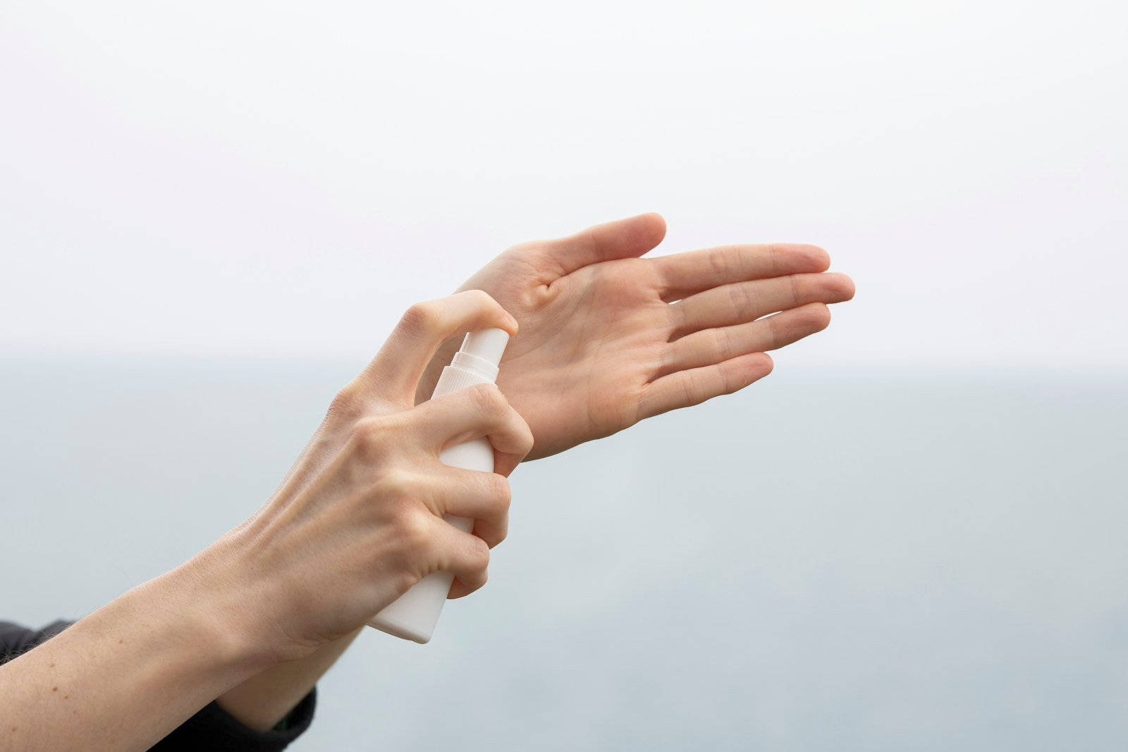 Des mains sur les poignées d'un guidon nautique, embruns autour