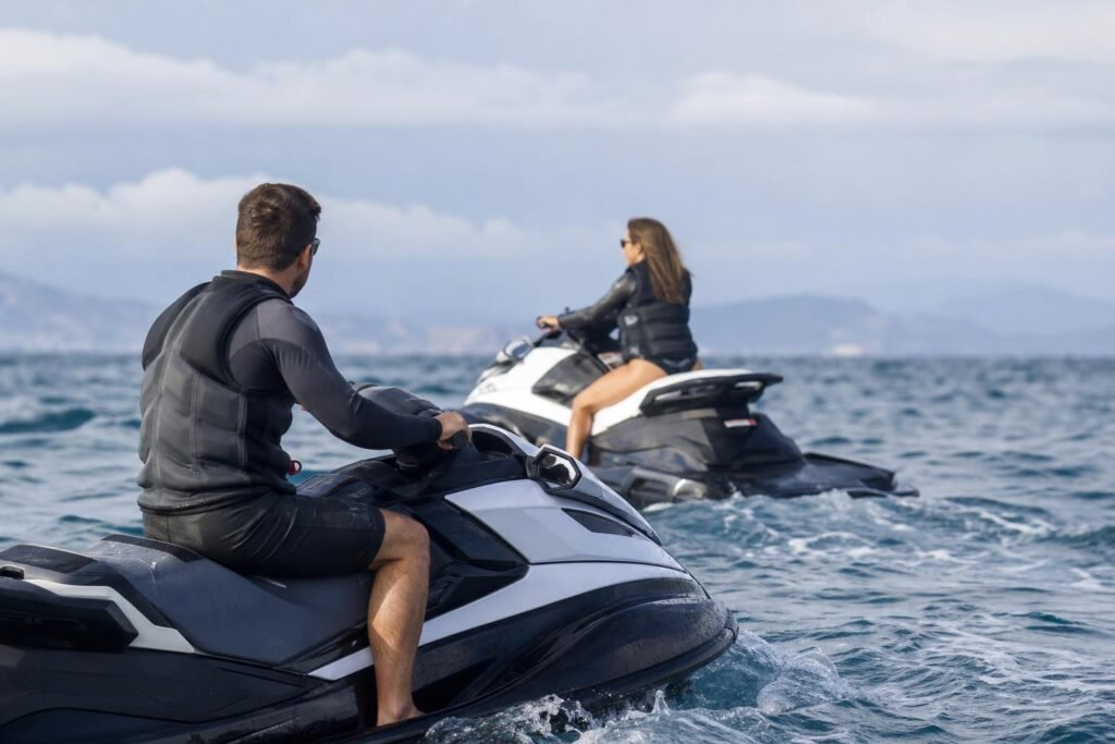 Deux pilotes de scooter des mers au large, par mer légèrement formée