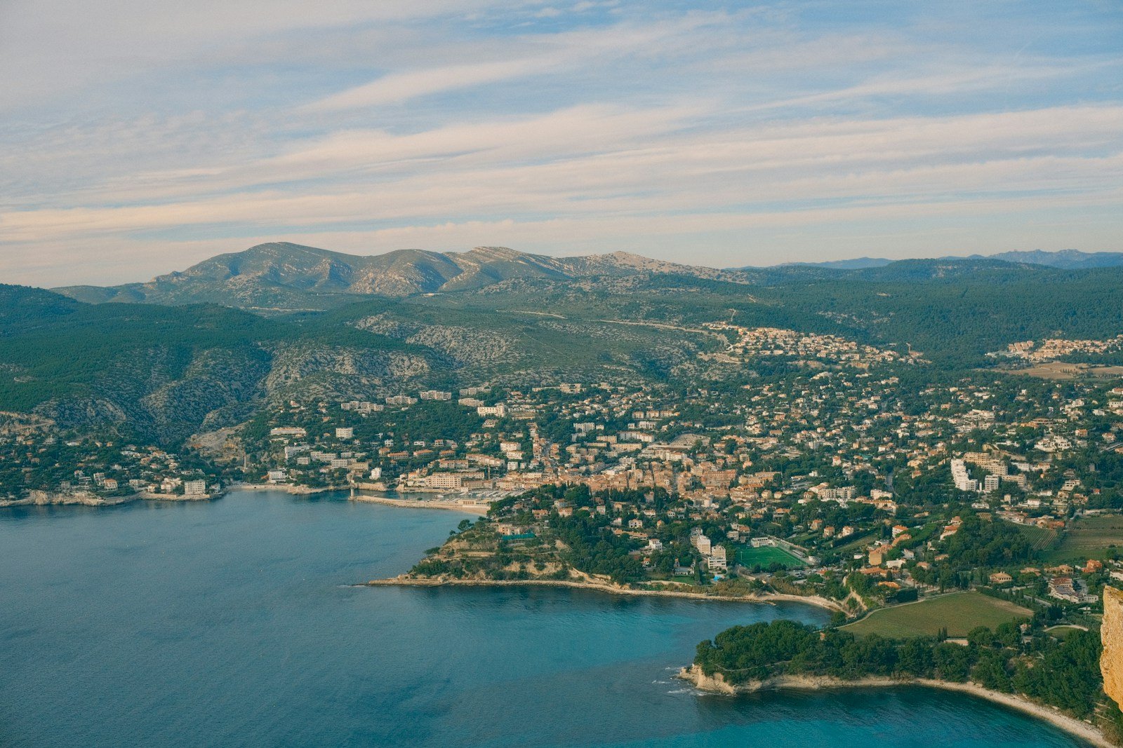 Falaises calcaires blanches plongeant dans une mer bleu profond