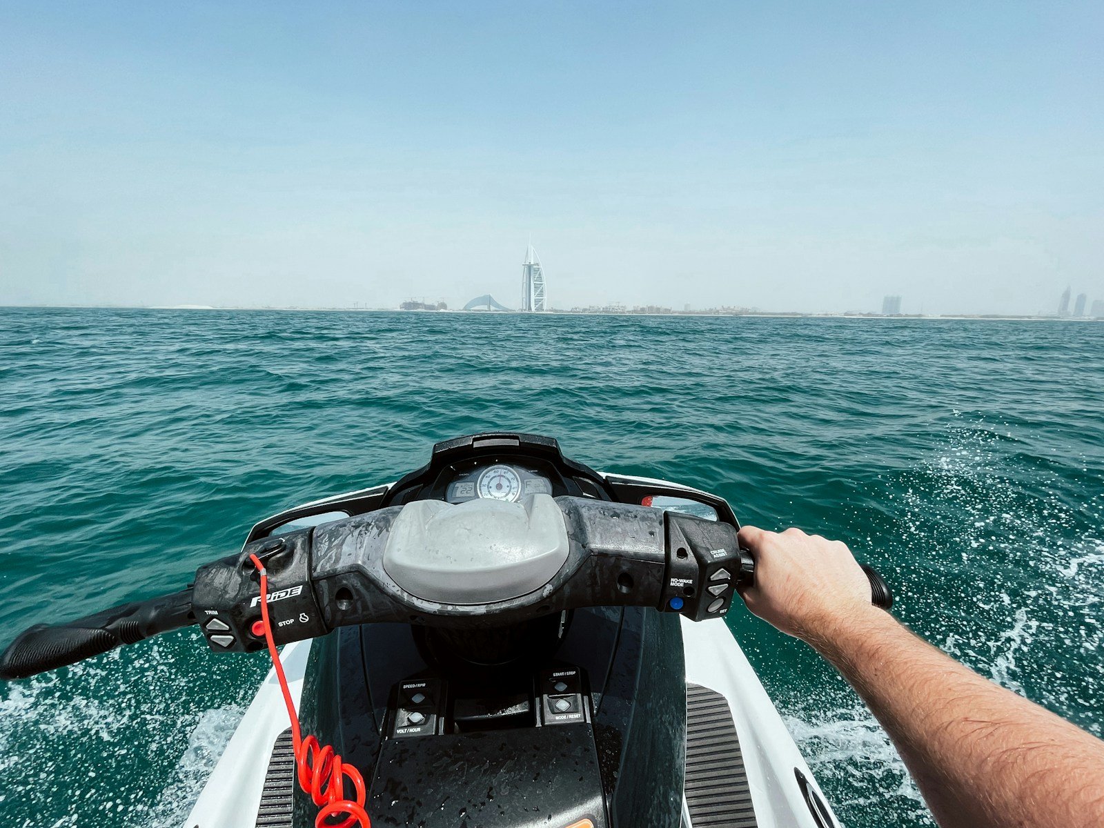 Guidon et compteur d'un scooter des mers vus du poste de pilotage
