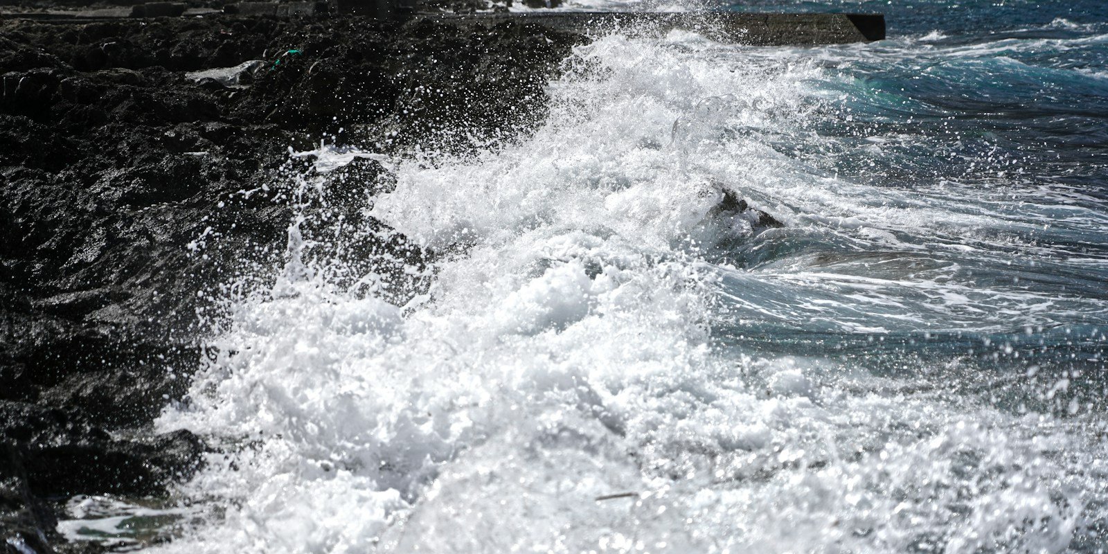 Mer couverte de moutons blancs sous un vent de terre soutenu