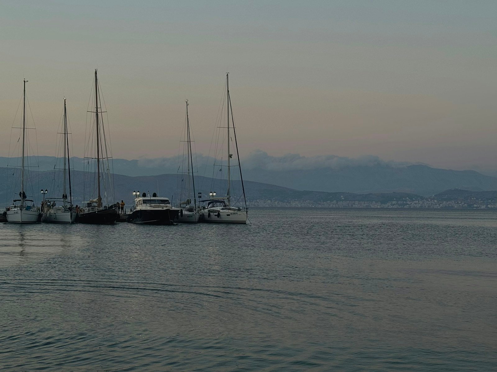 Pontons d'un port de plaisance méditerranéen au petit matin
