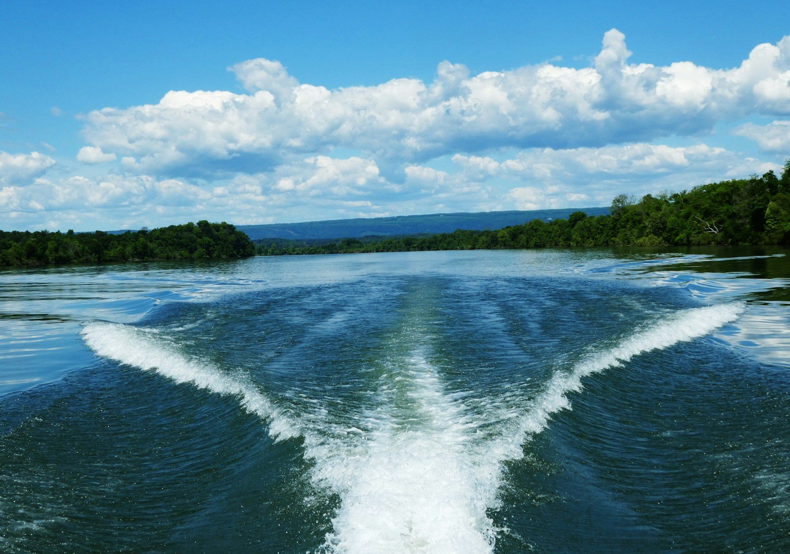 Un bateau de traction laissant un sillage plat et net derrière lui