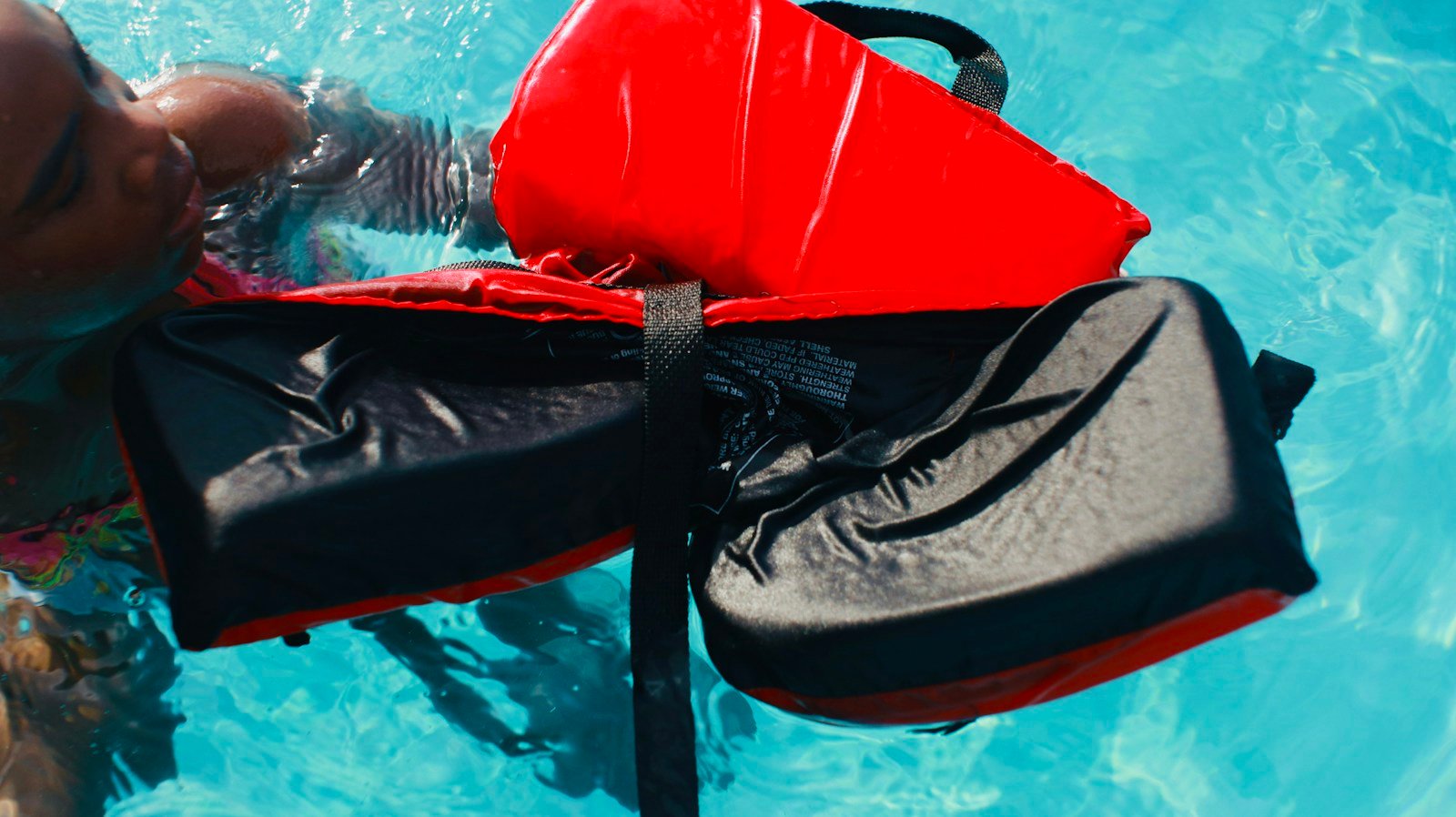 Un gilet d'aide à la flottabilité, sangles et boucles bien visibles