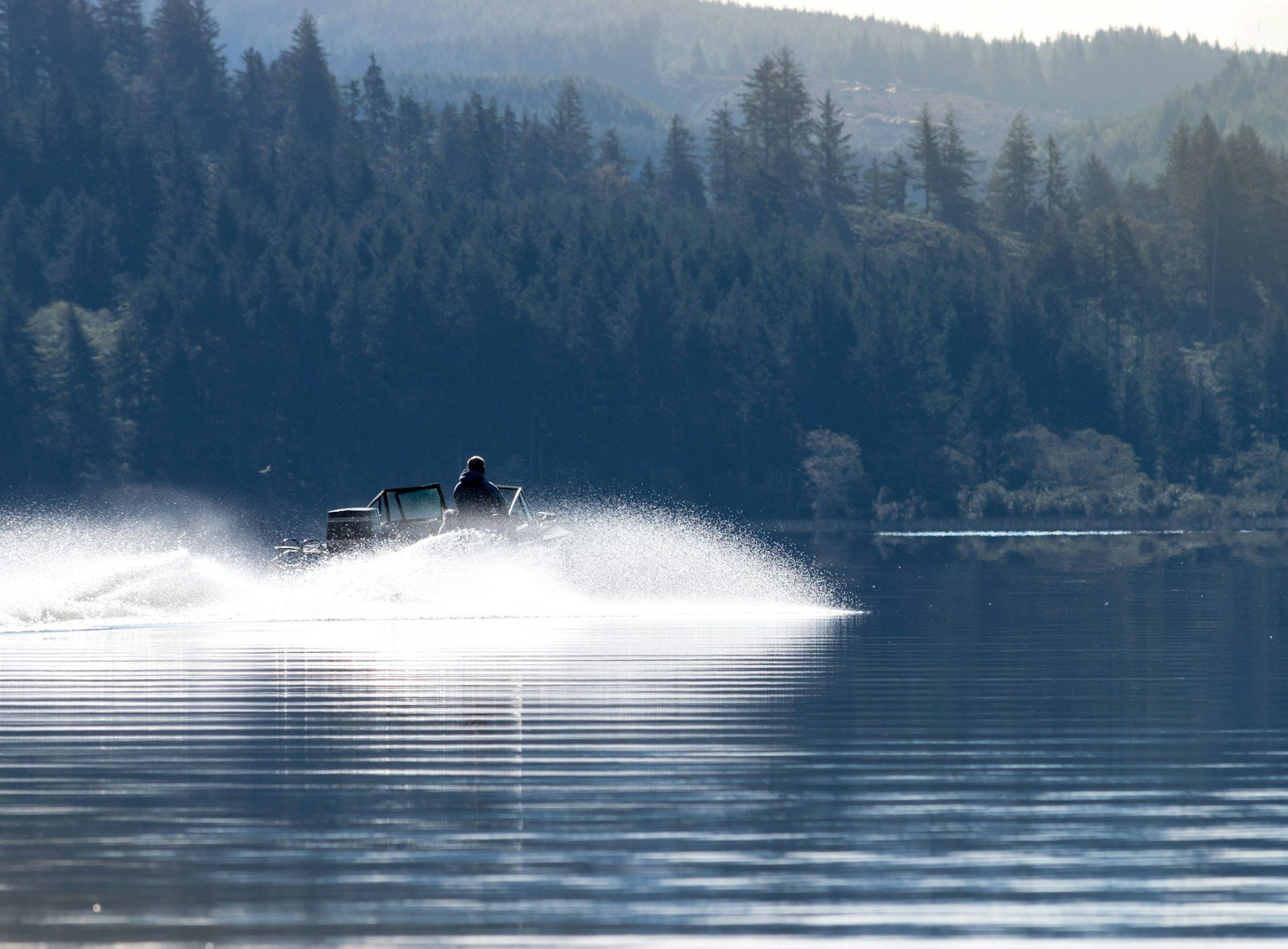 Un pilote seul sur un jet-ski léger, appui marqué dans un virage