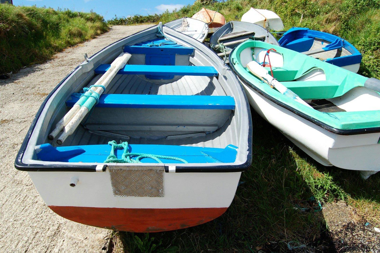 Une cale de mise à l'eau en bord de mer, rampe descendant dans l'eau